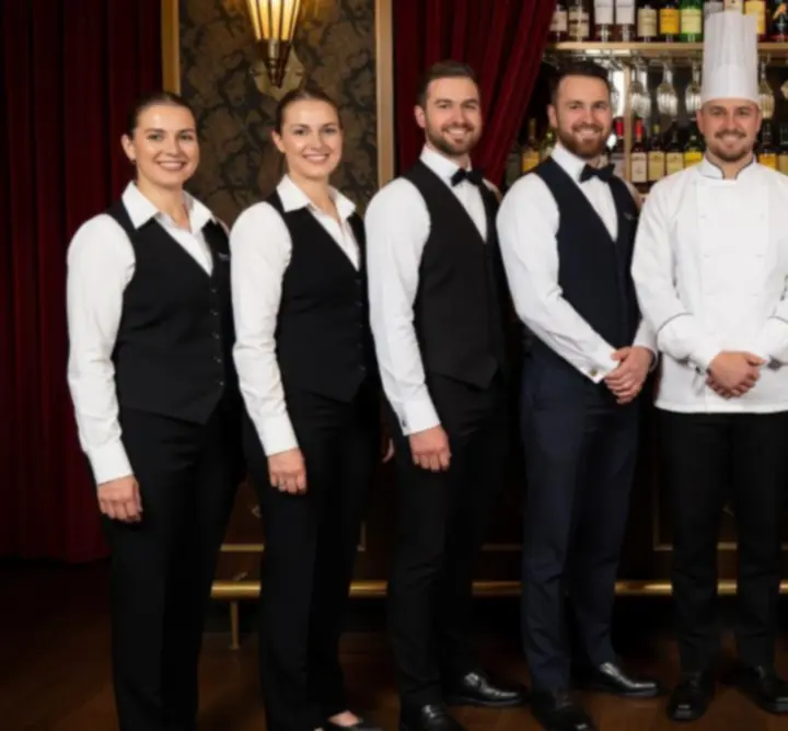 NAXSOL ENTERPRISES LTD szakácsai, mixerei és vendéglátó csapata